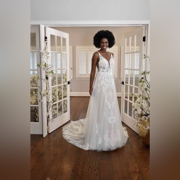 NEW Essence of Australia Lace V-Neckline with Sheer Bodice Wedding Gown D3324 - Picture 4 of 9